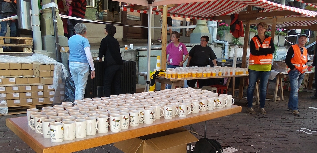 Am Ziel wartet die Auszeichnung und die Verpflegung auf die Läuferinnen und Läufer