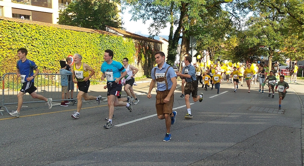 … in Gruppen und sehr unterschiedlich ausgerüstet.