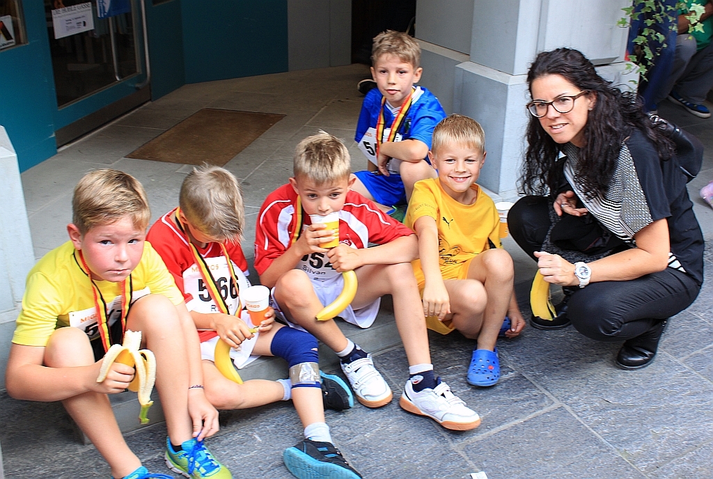 Besprechung und Verpflegung der Kids nach dem Lauf.