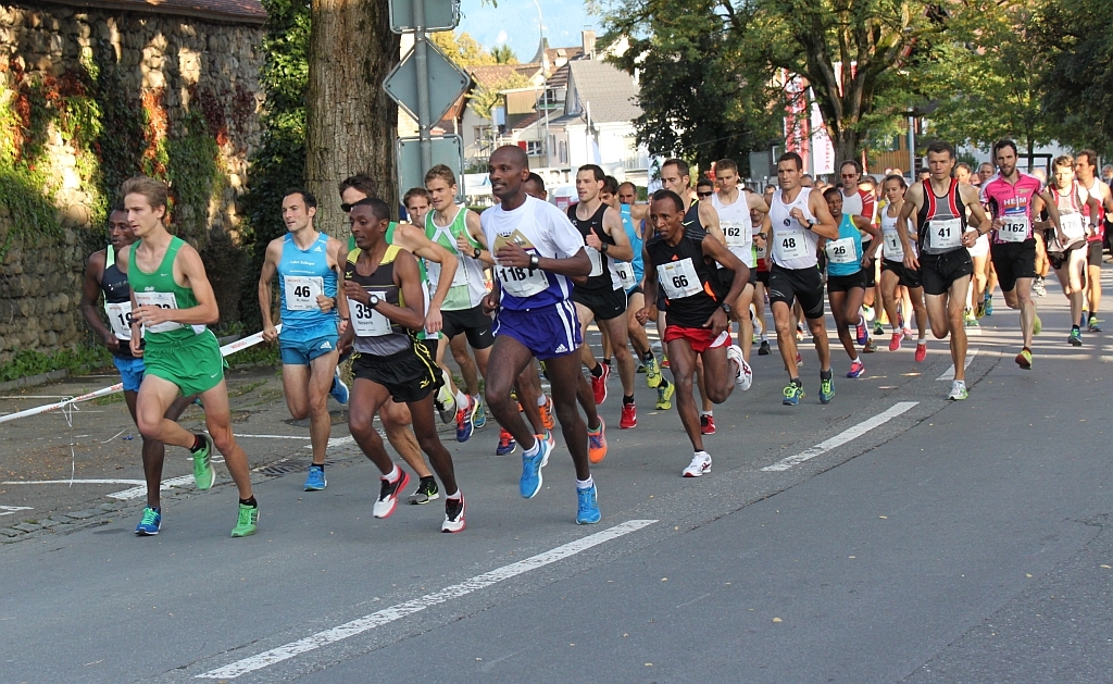 Die Spitze des Feldes vom Hauptlauf nach dem Start