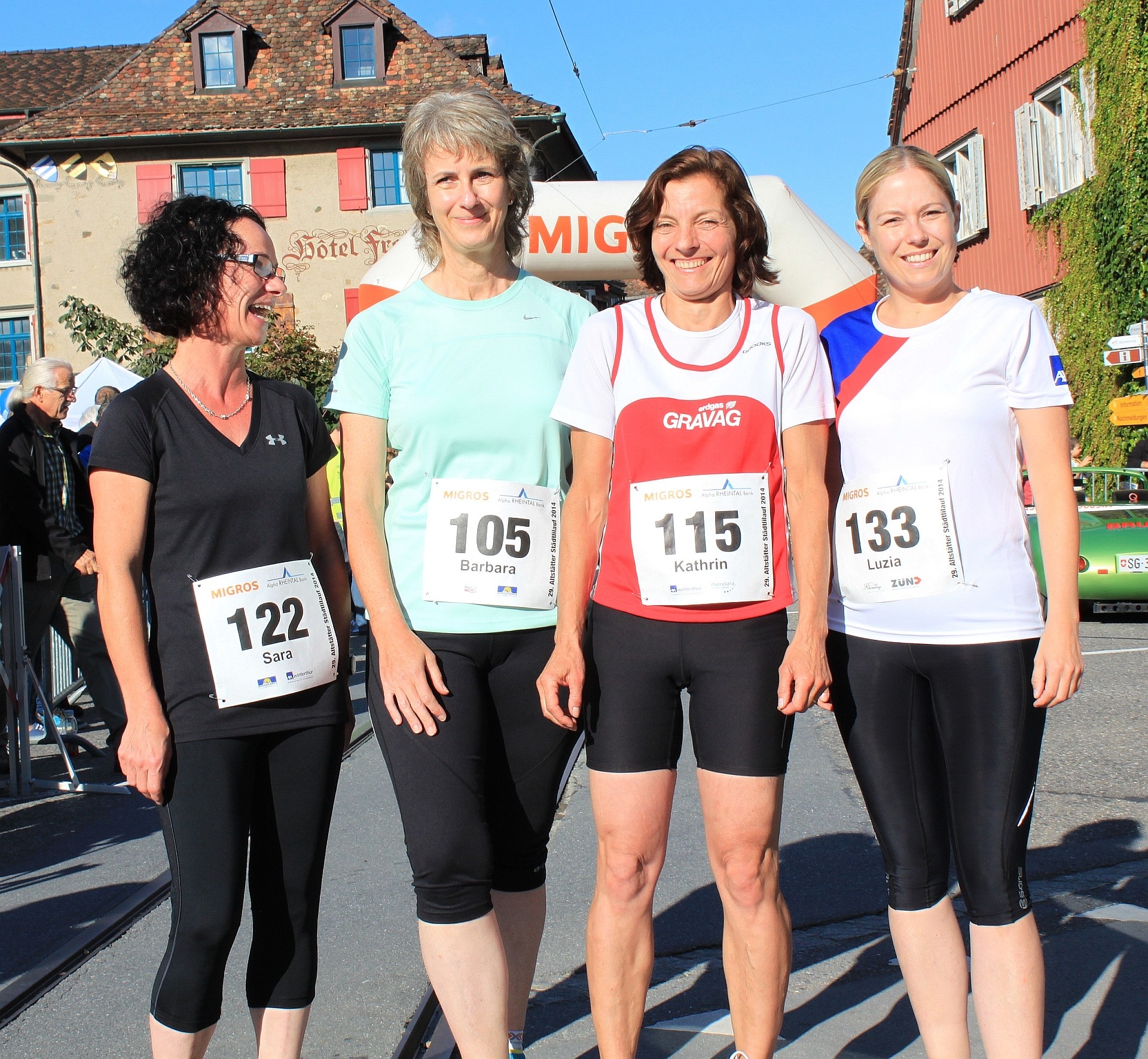 Kathrin mit den Beginners Sara, Barbara und Luzia vor dem Start zum Rennen über 4,9 Km