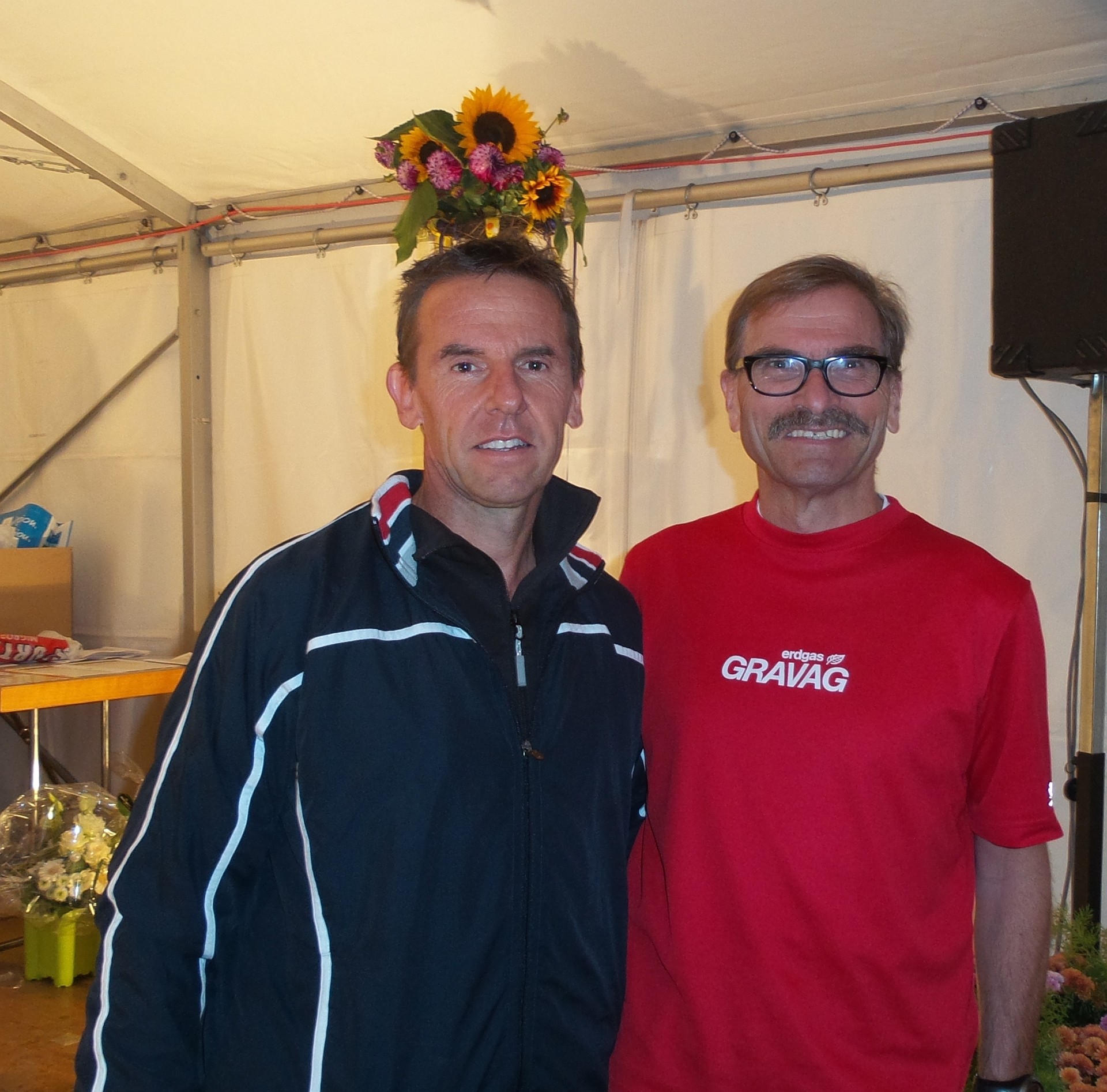 Fredy, schnellster Rheintaler (mit blumigem Kopfschmuck)