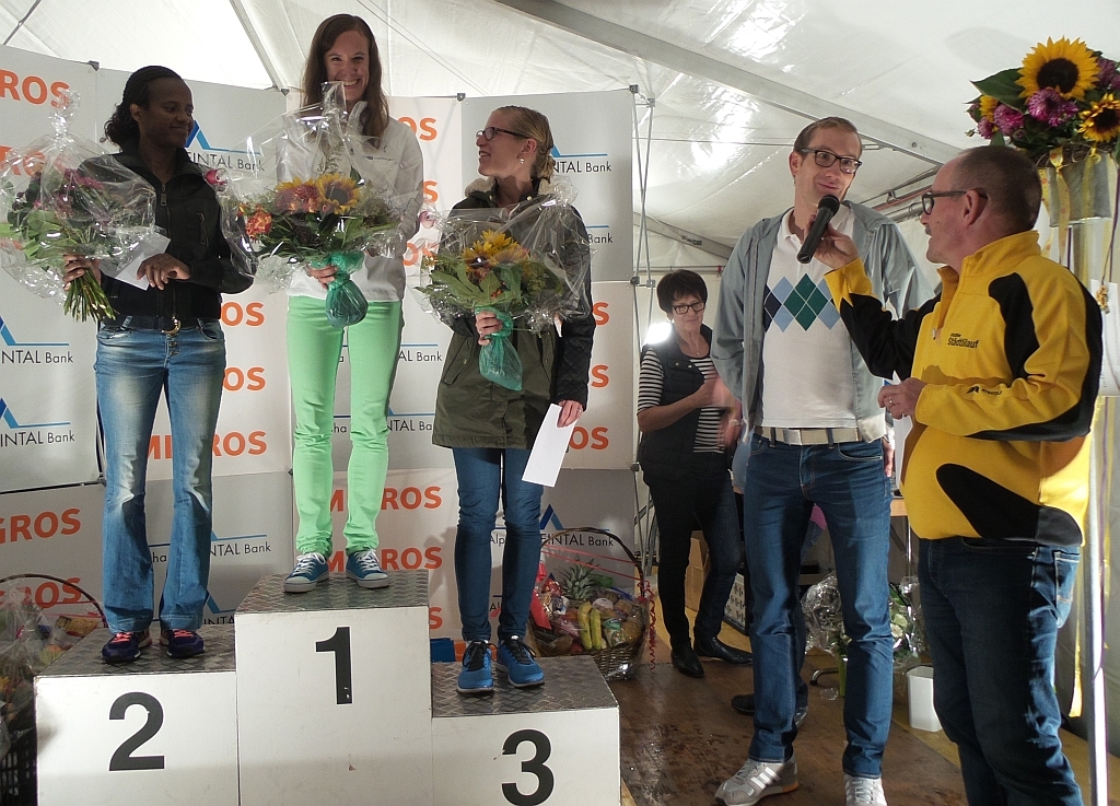 EM-Marathon Broncemedaillengewinner und Ehrengast Christian Kreienbühl wird bei der Siegerehrung der schnellsten Frauen befragt.