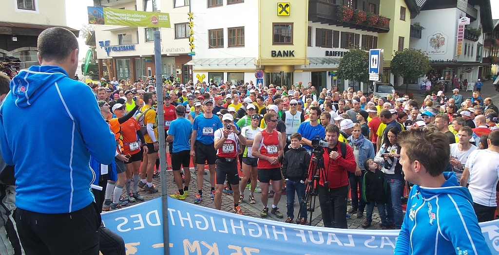 Begrüssung und Infos für die Teilnehmer vor jedem der drei Starts im Zentrum von Söll