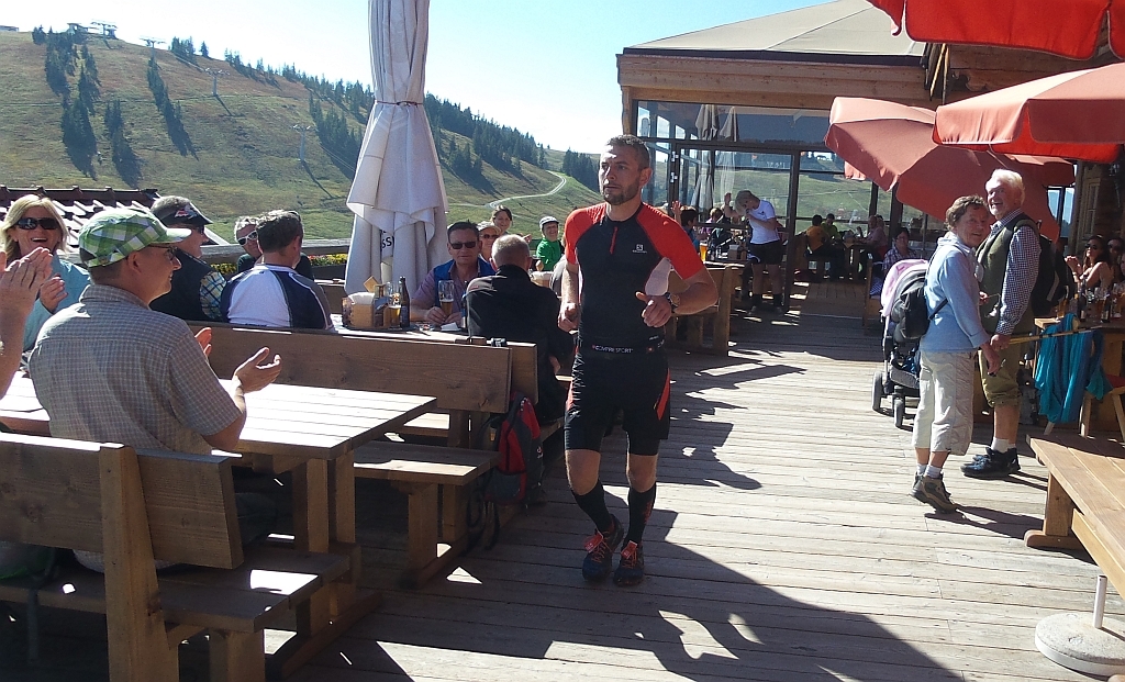 Einzigartig: Marathonstrecke führt mitten durch ein Restaurant