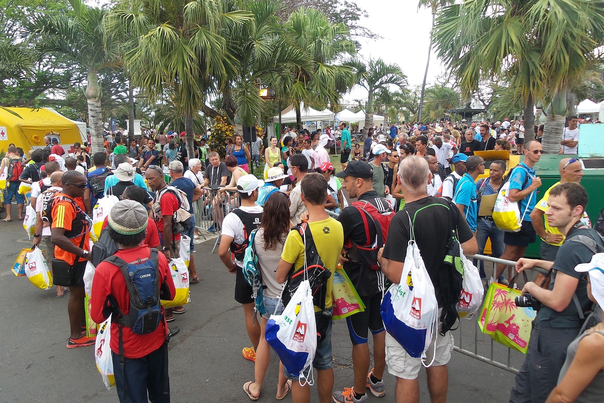 Kolonne bei den Ständen, wo kleinere und grössere Werbegeschenke abgegeben wurden