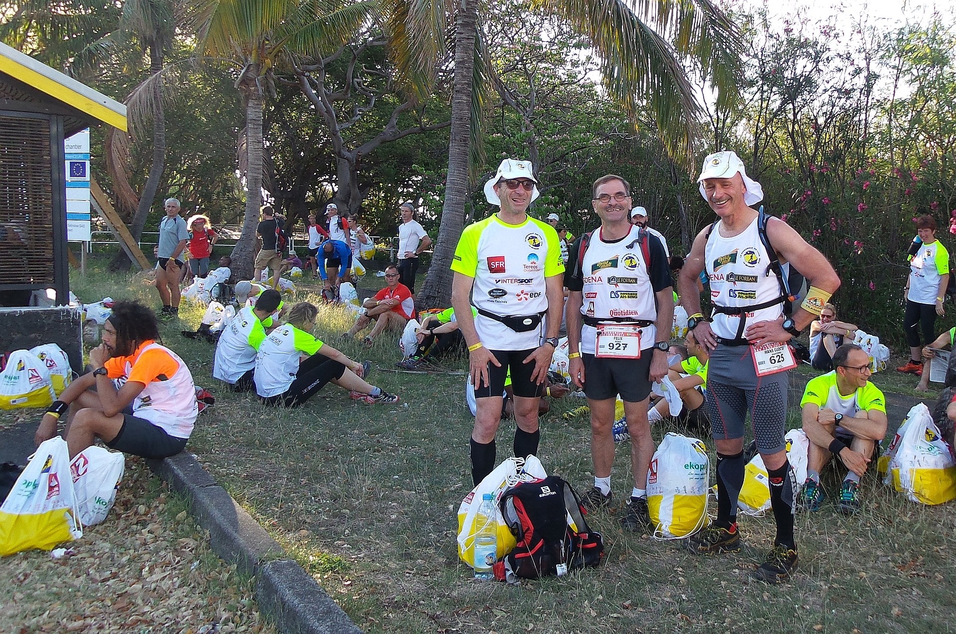 Waren in St. Denise auf den Bus, den die Läufer an den Start bringt