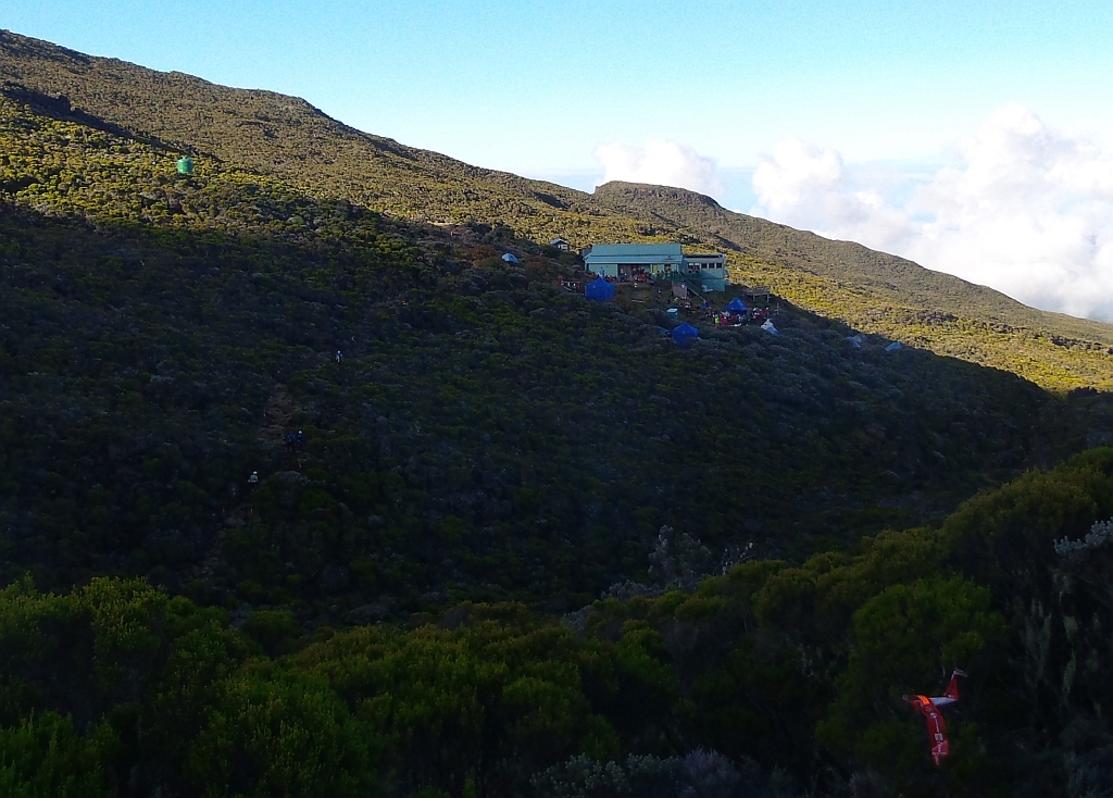 Verpflegungspunkt bei einer Berghütte im Blick