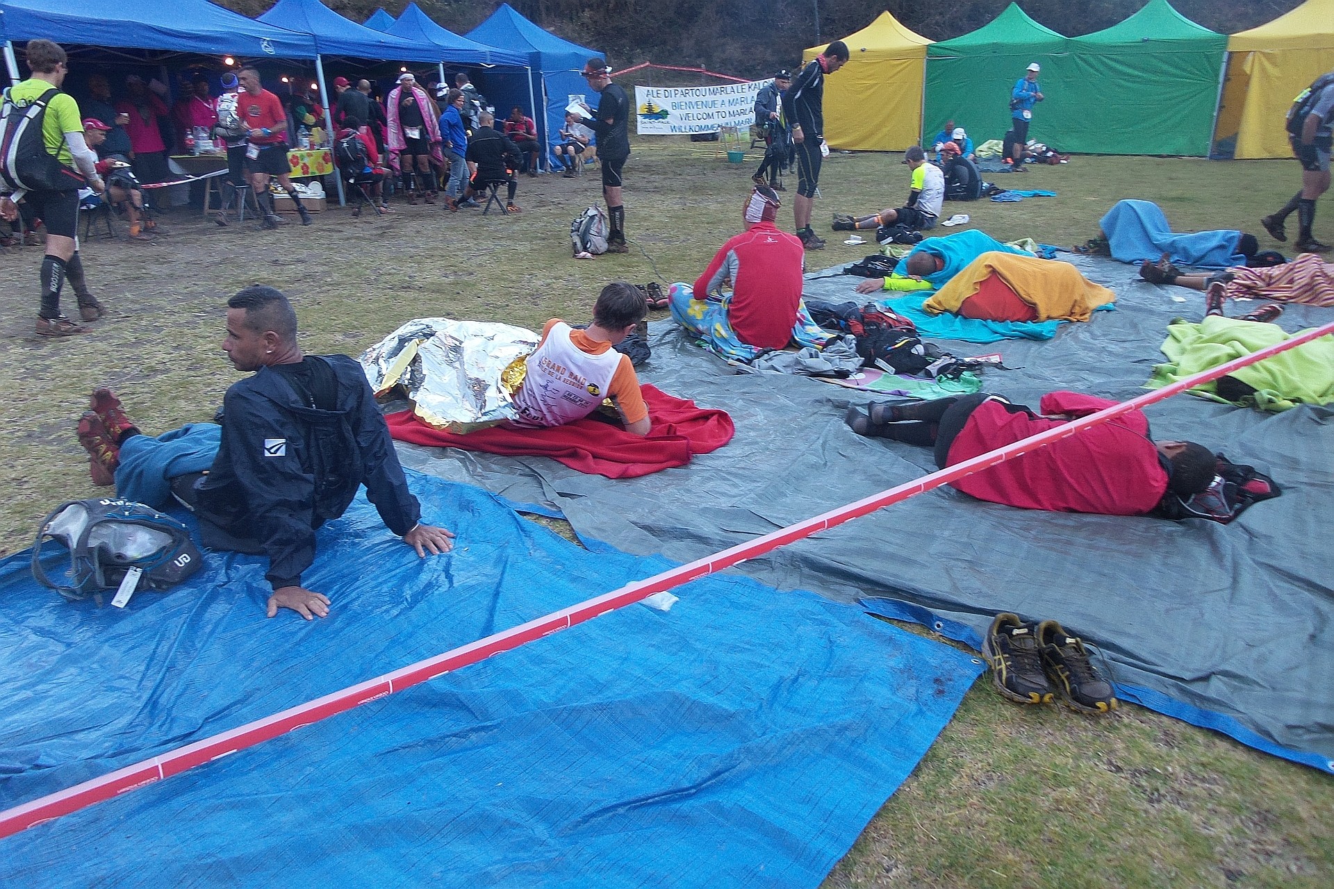 Schlafmöglichkeit, an dieser Stelle unter freiem Himmel. andere waren in Hallen oder Zelten
