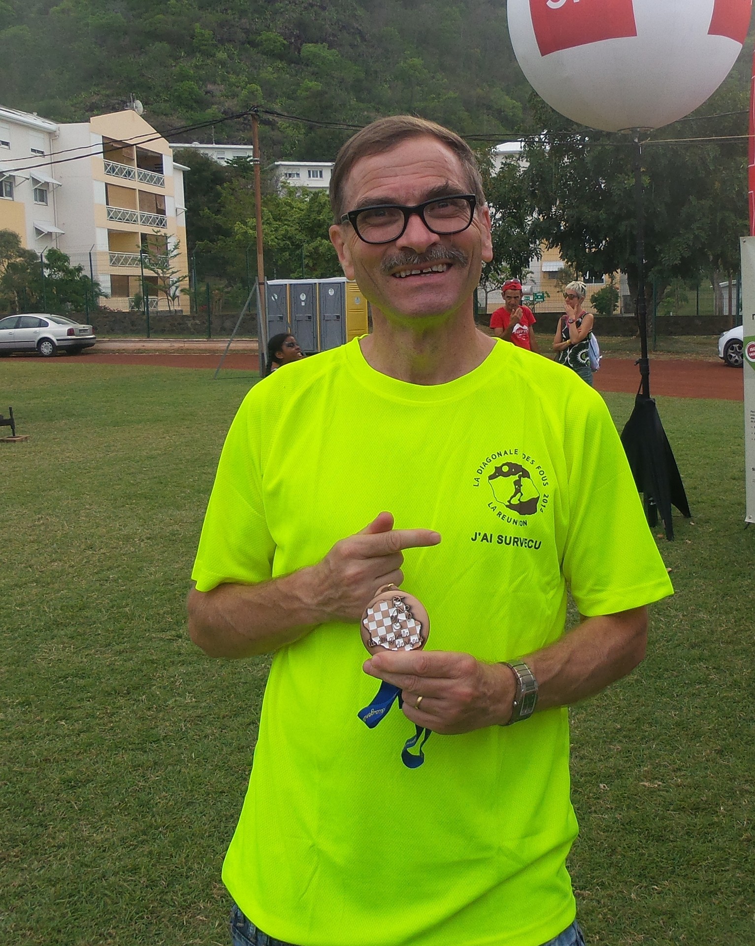 Felix mit Finishermedaille und Shirt «ich habe überlebt».