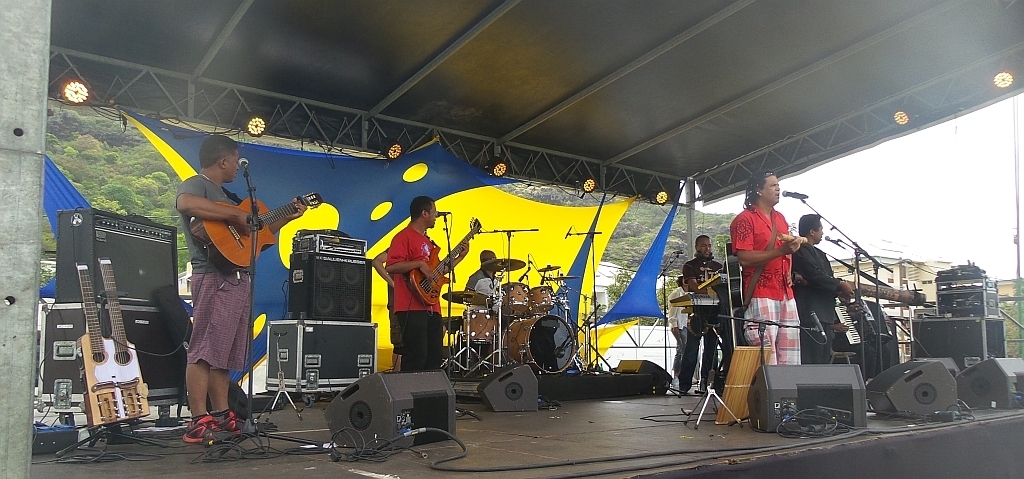 Eine Musikgruppe begrüsst die Läufer und unterhält die Zuschauer im Ziel