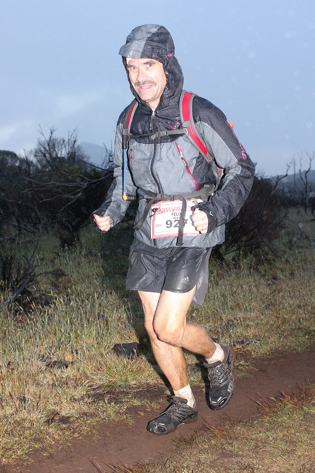 In Regenmontur, bessere Sicht ohne Brille