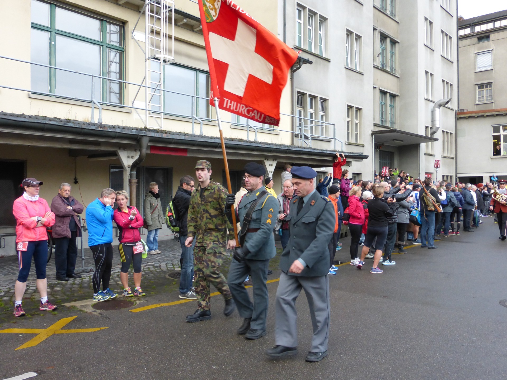 Tradition in Frauenfeld: Die Fahne an der Spitze der Marschkolonne von der Kaserne zum Start ….