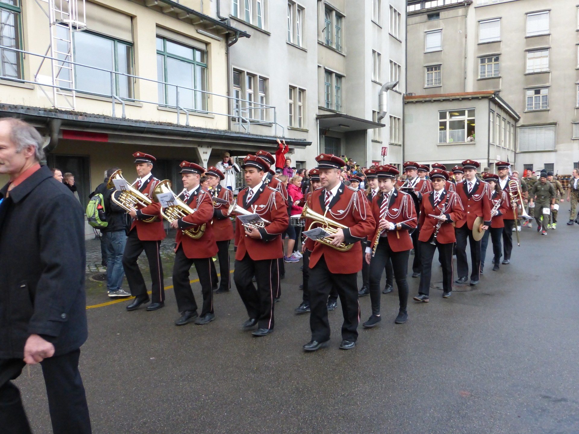 … dann folgt die Musik und hinterher …………..