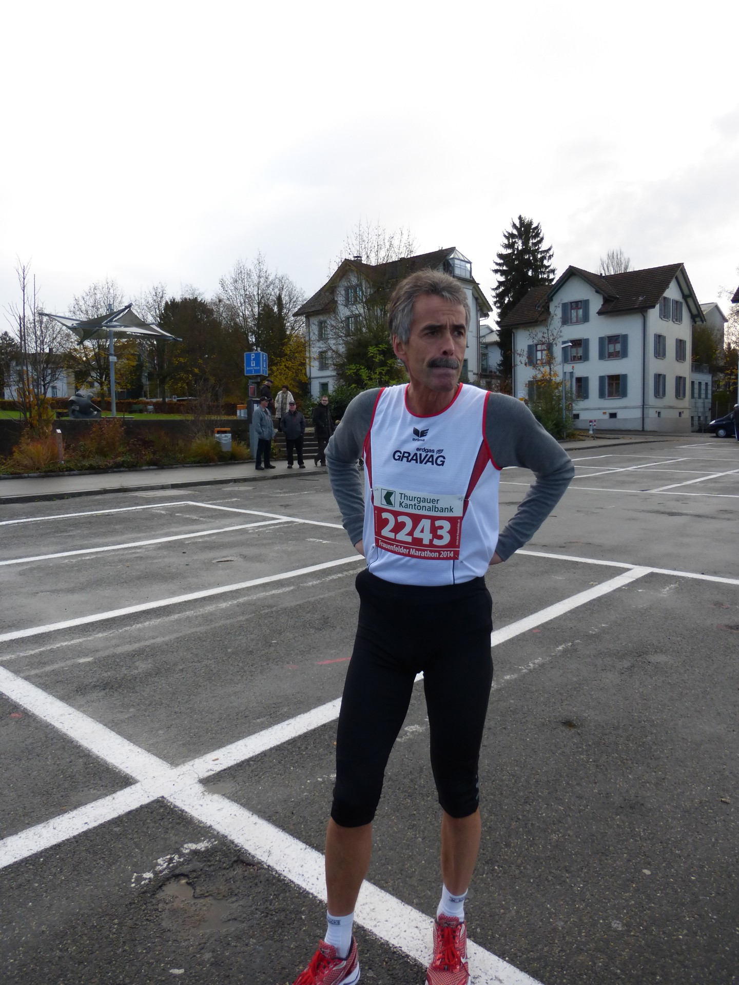 Rolf schaut auf seine Gegner