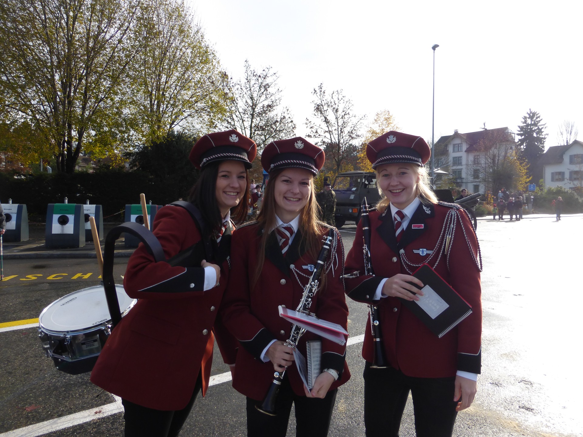 3 hübsche Musikerinnen schauen hinterher