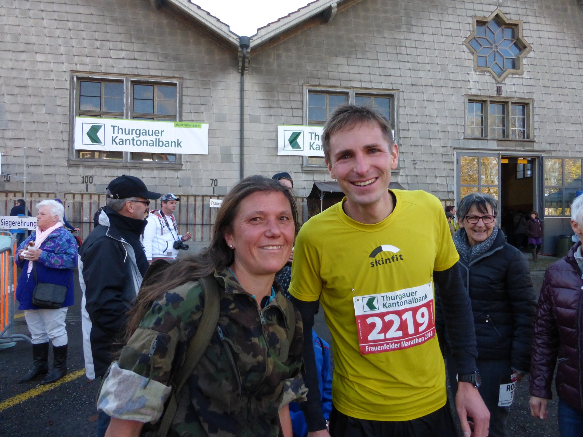 Waffenlauf-Siegerin Denise Zimmermann freut sich zusammen mit Christoph im Ziel über die gezeigten Leistungen