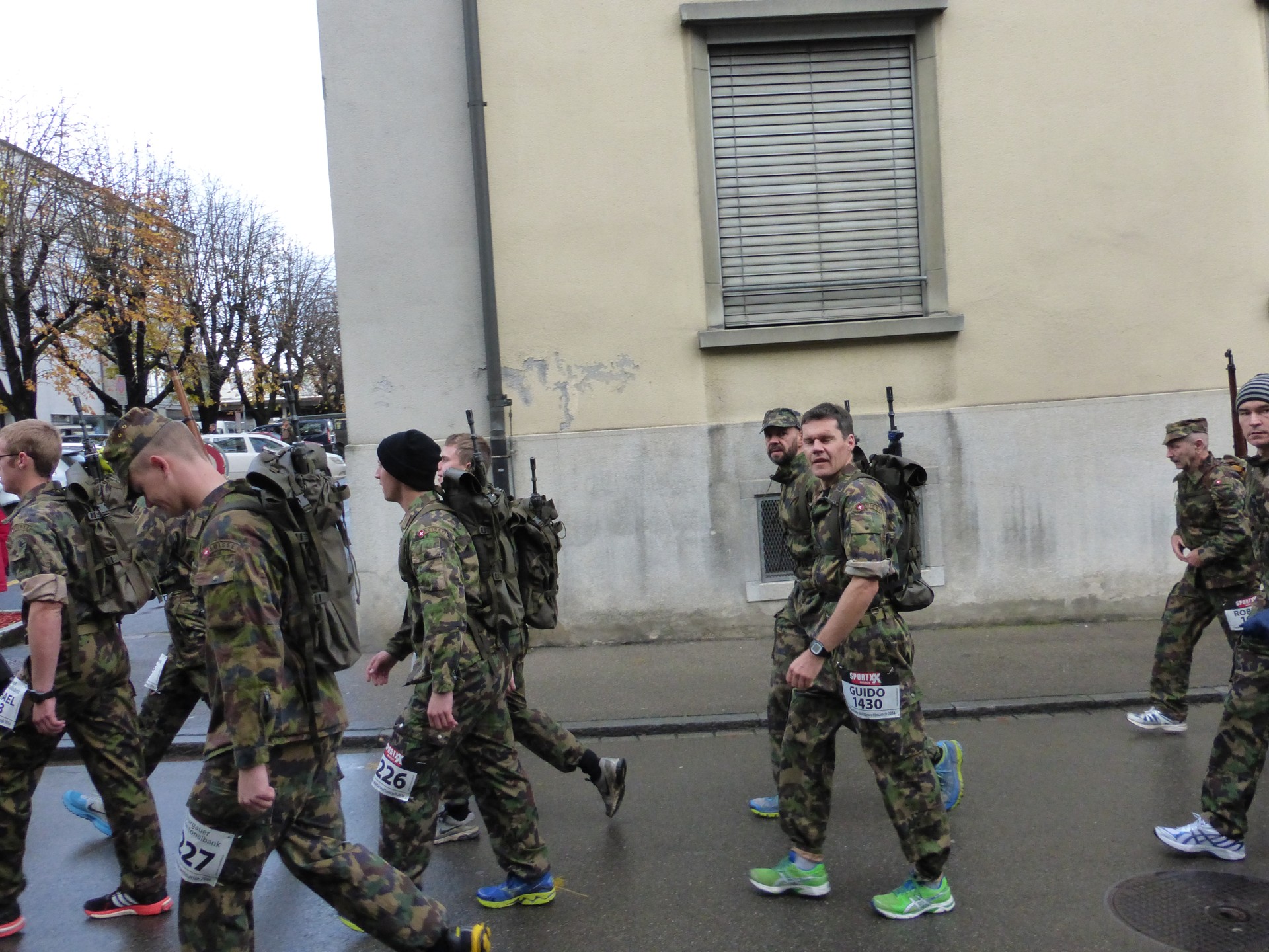 … die Waffenläufer, unter ihnen Guido mit strammen Schritt