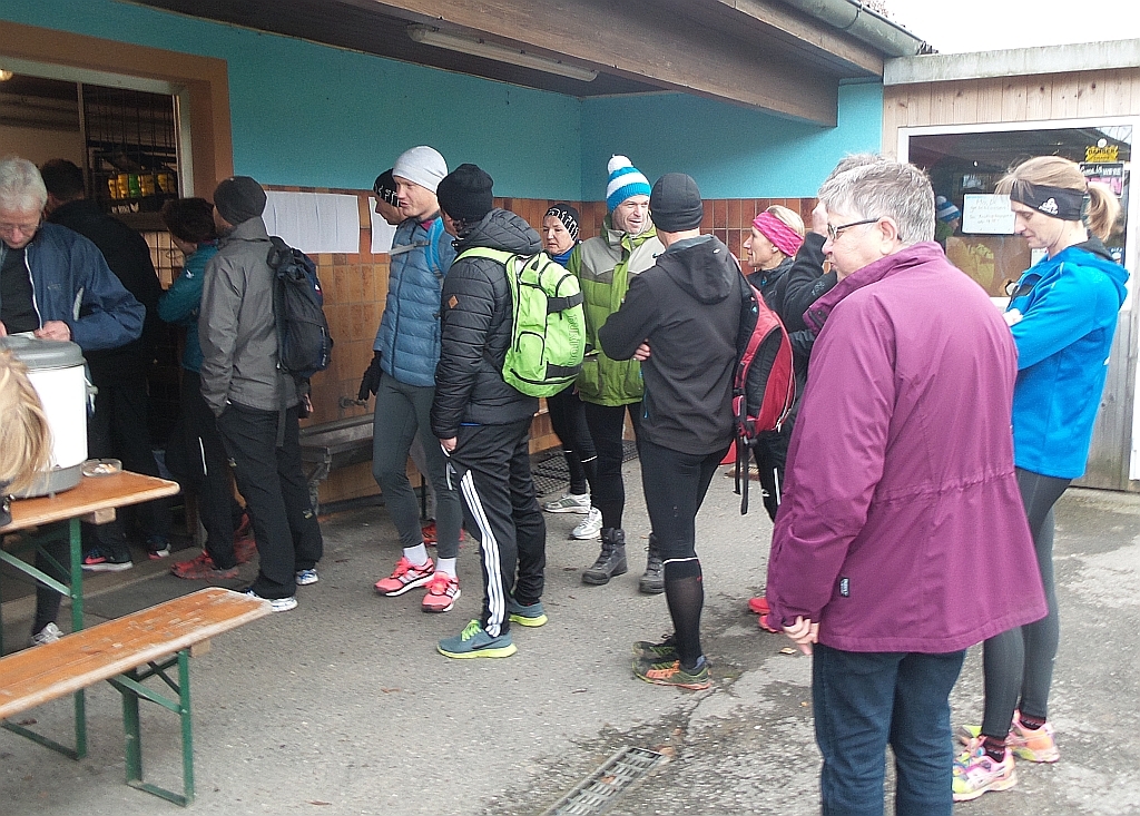 Der Anstieg der Teilnehmerzahlen führte bei der Startnummerausgabe zu einer Warteschlange bis ausserhalb der Garderoben