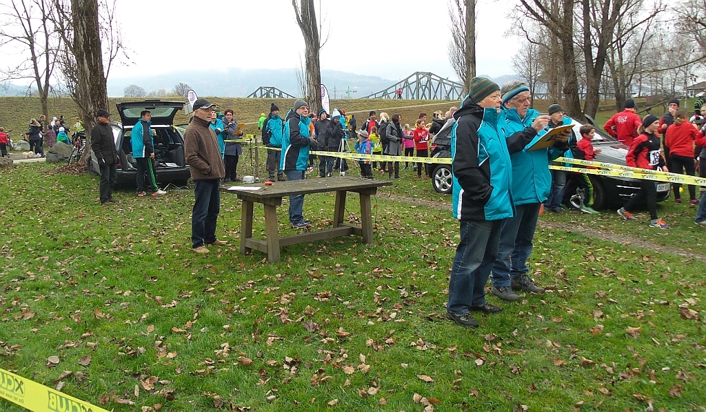 Das OK/Zeitnehmung in einheitlicher Kleidung