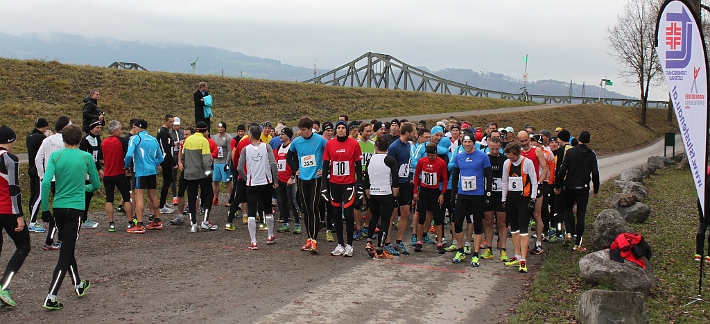 Starterfeld zum Hauptlauf über 9 Km