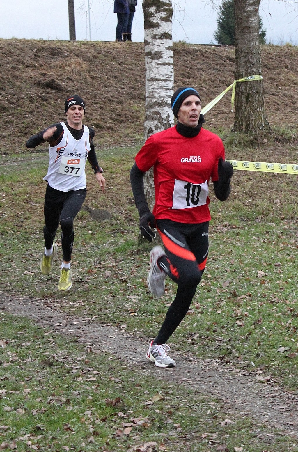 Im Schlusspurt: Zoltan vor Isi