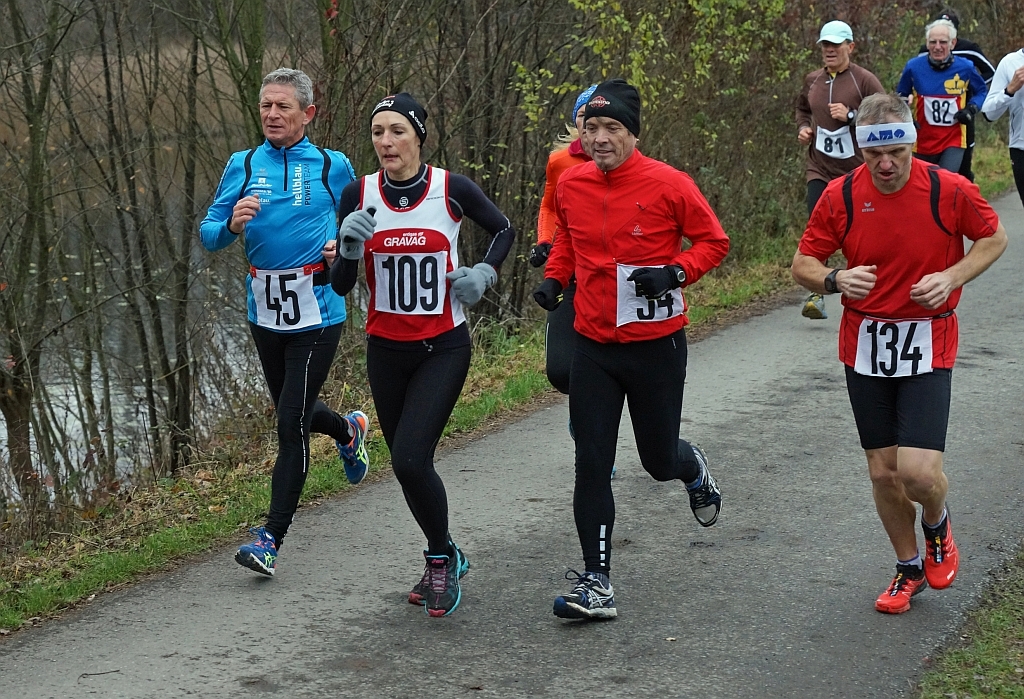 Rina in einer Gruppe Männer
