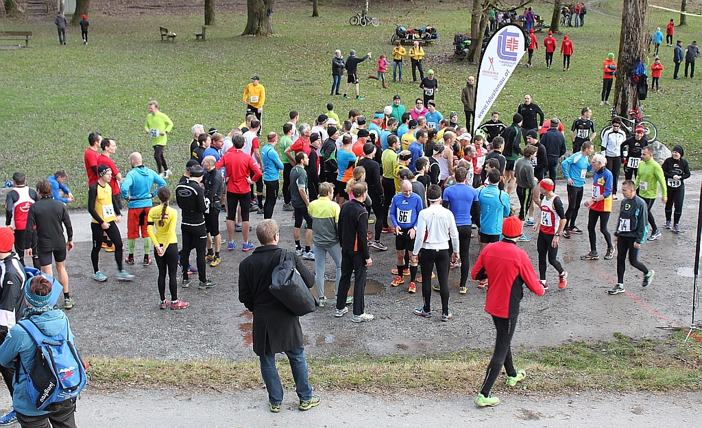 Die Läuferinnen und Läufer formieren sich zum Start über 4 Km