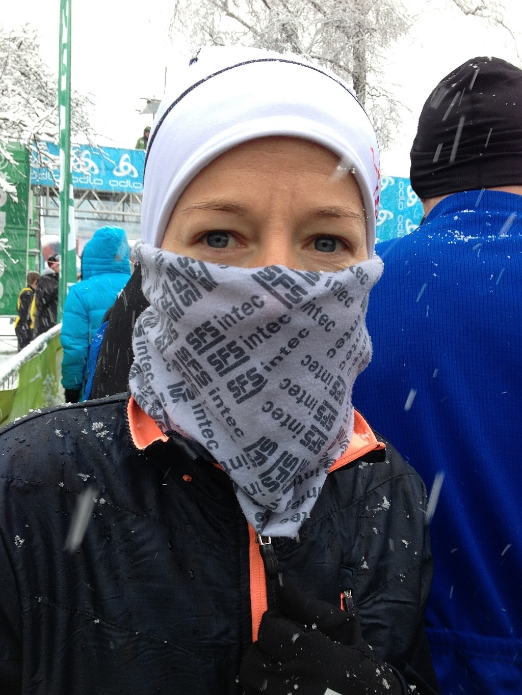 Denise schützt sich vor der ungewohnten Kälte vor dem Start