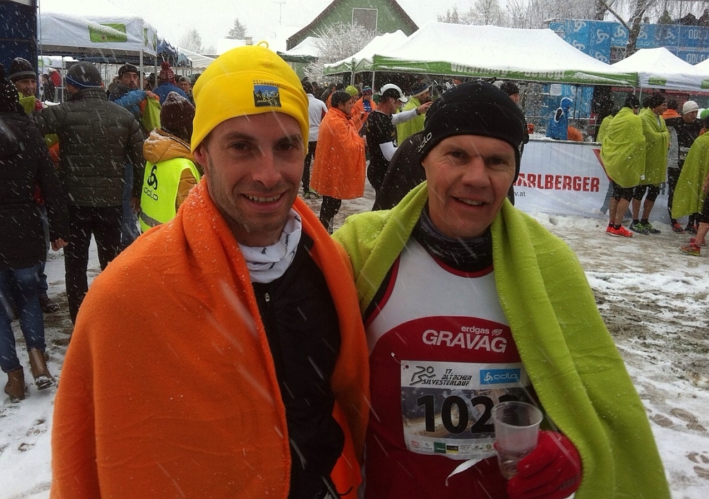 Ja gerne, sagen die Läufer in Ziel zum Finisherpreis