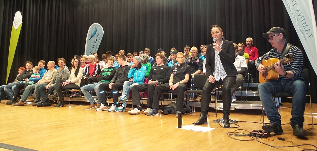 Siegerehrungen im Saal mit Live-Musik.