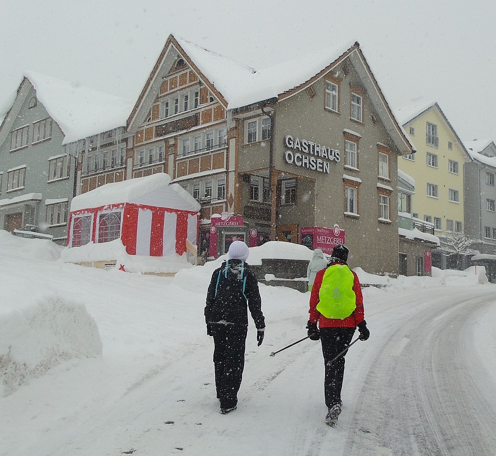 Hinein an die Wärme ins Gastghaus Ochsen, da gabe es z’Mittag