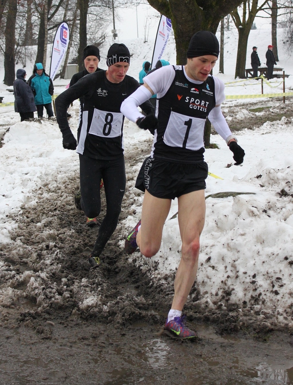 Thomas Summer in kurzen Hosen vor Christoph Schefer