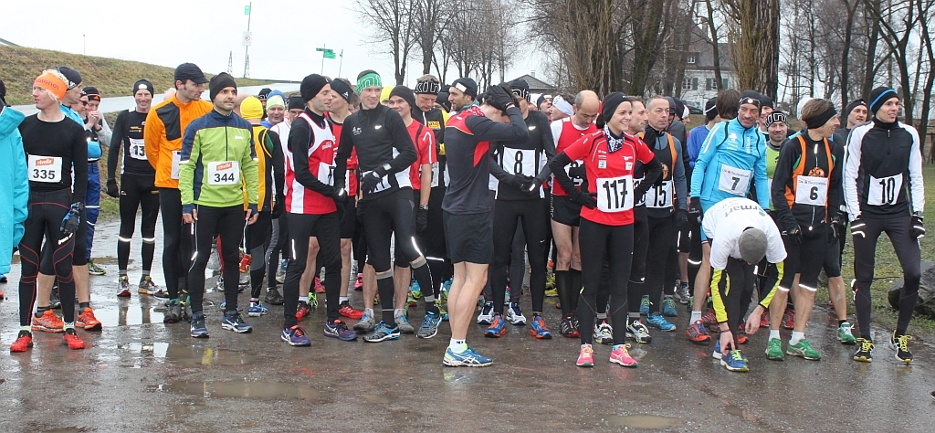 Trotz nasskaltem Wetter war ein stattliches Feld am Start zum Hauptlauf über 6 Km