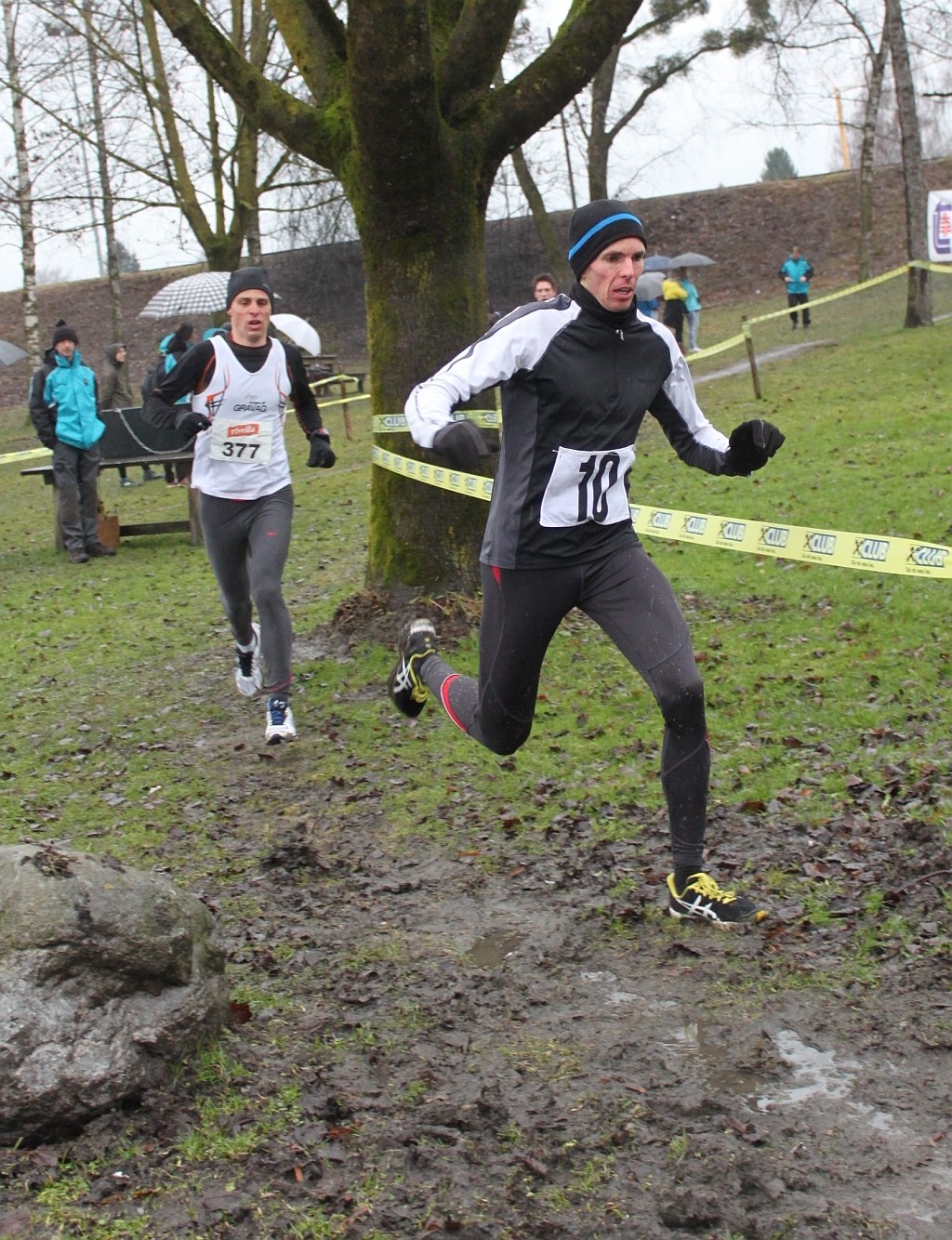 Zoltan akrobatisch vor Isi