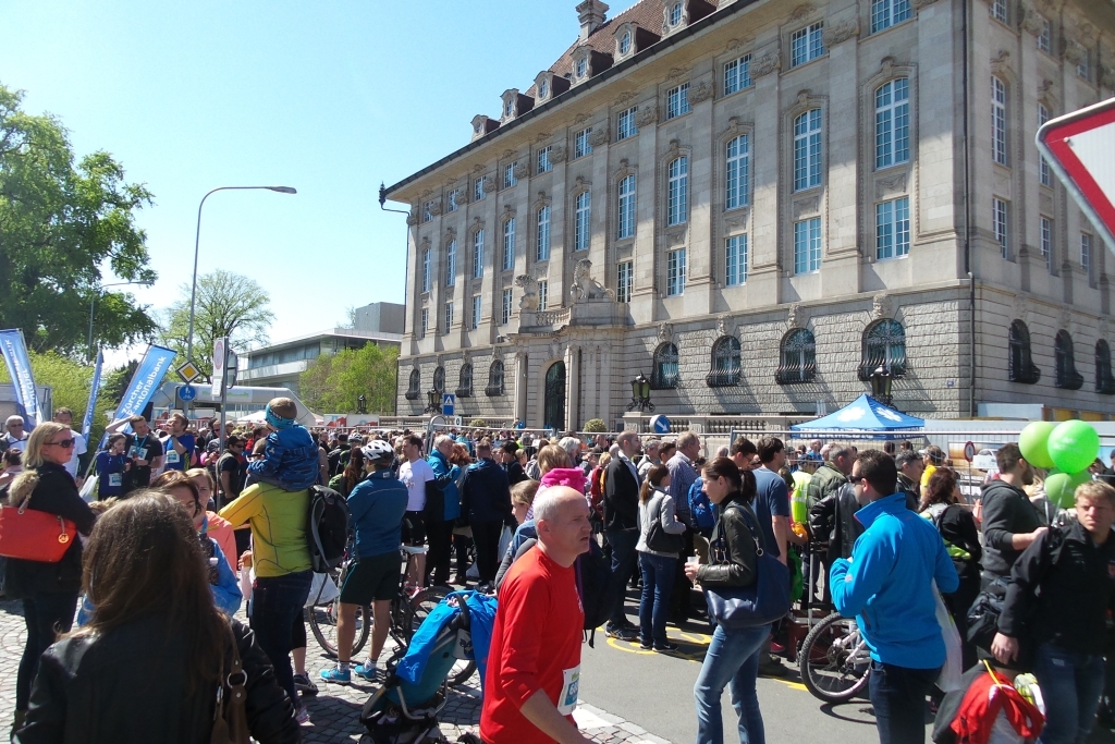 Viel Volk im Zielgelände