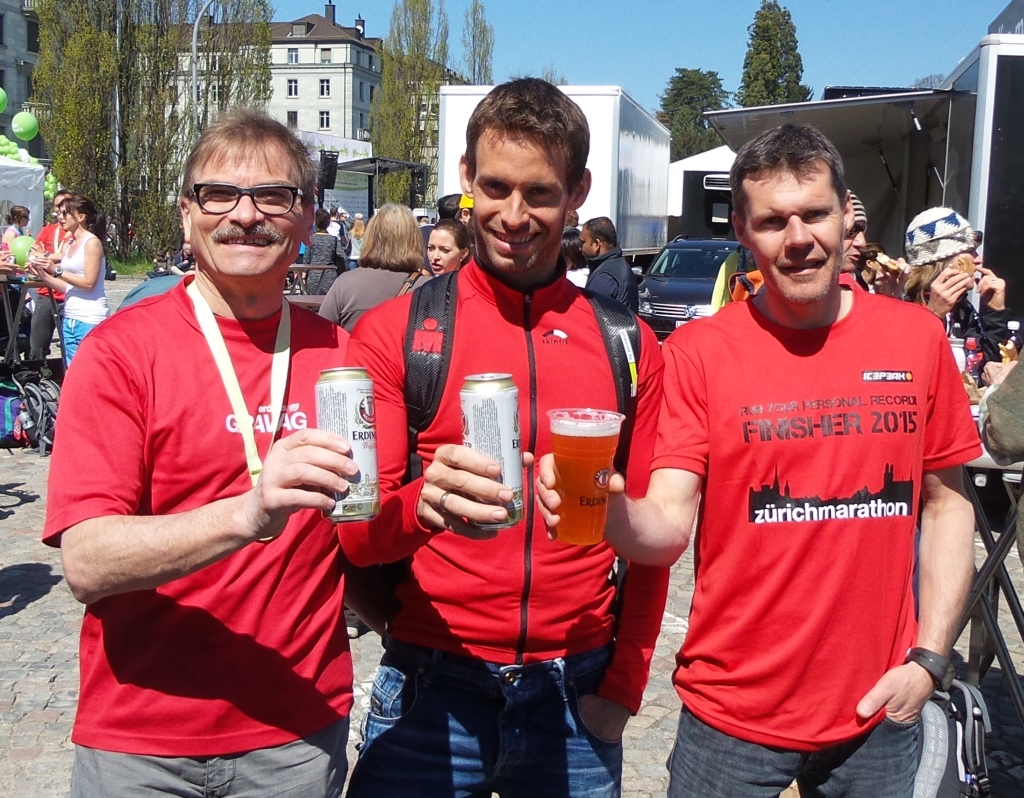 Drei Milas mit der verdienten Stärkung nach dem Lauf