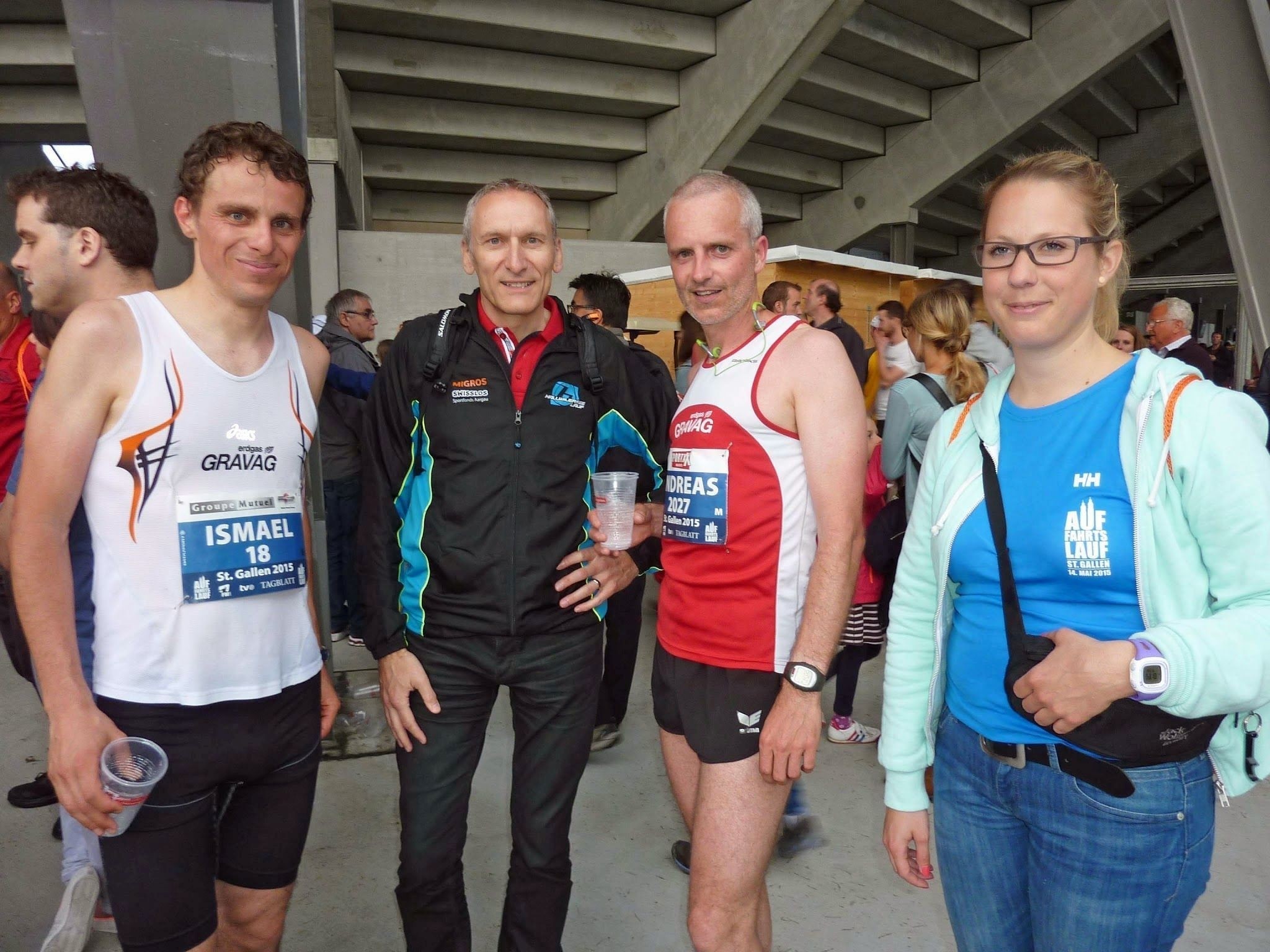 Betereuer/Fotograf Helmut im Ziel zusammen mit Isi, Andreas und Melanie