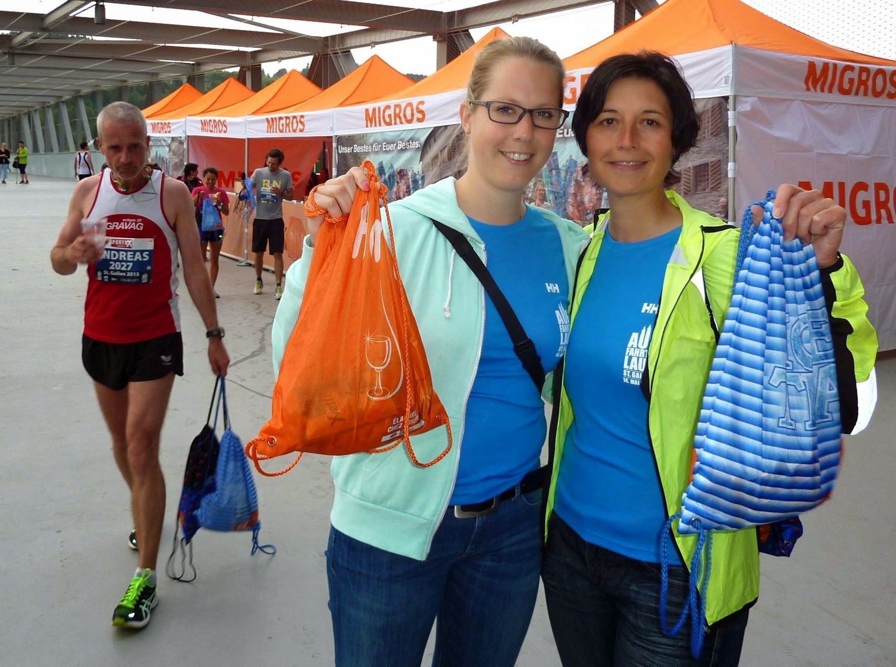 Andreas, Melanie und Myriam haben die Reklamen von Sponsor Migros abgeholt