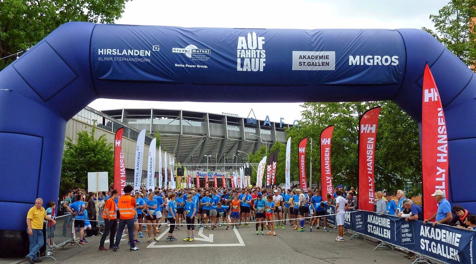 Der Start zum 10 KM-Lauf und dem Halbmarathon erfolgte ausserhalb der AFG-Arena