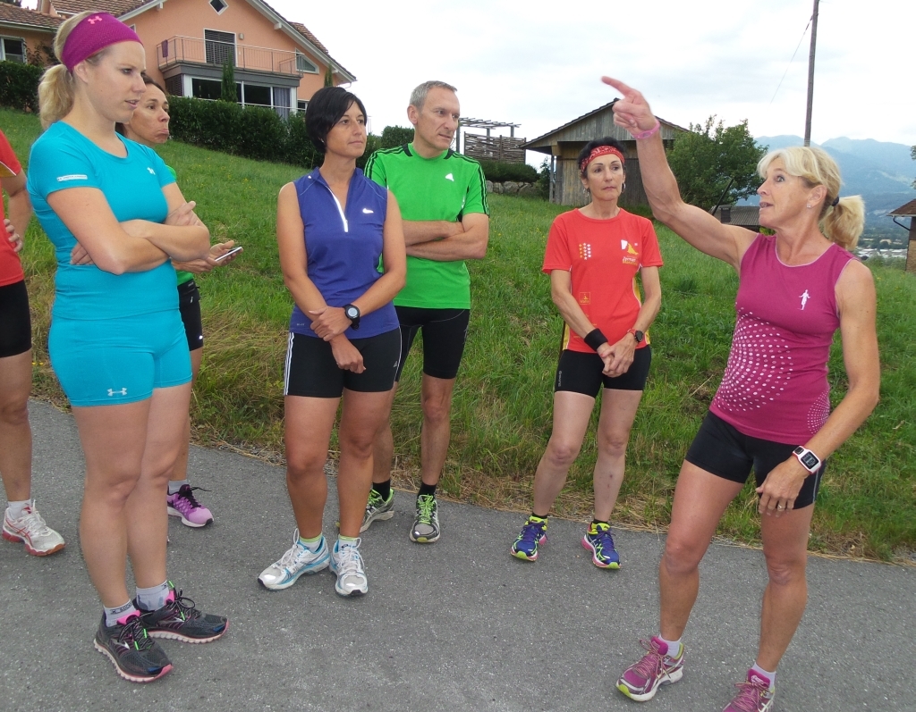 Edith begrüsst und zeigt wohin es geht