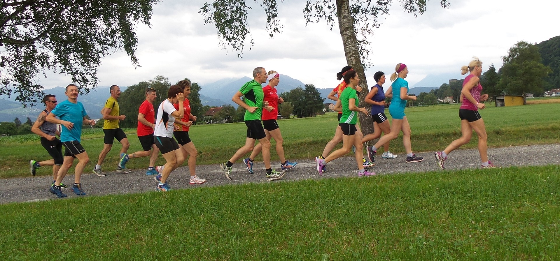 Im Flachen im zügigen Laufschritt