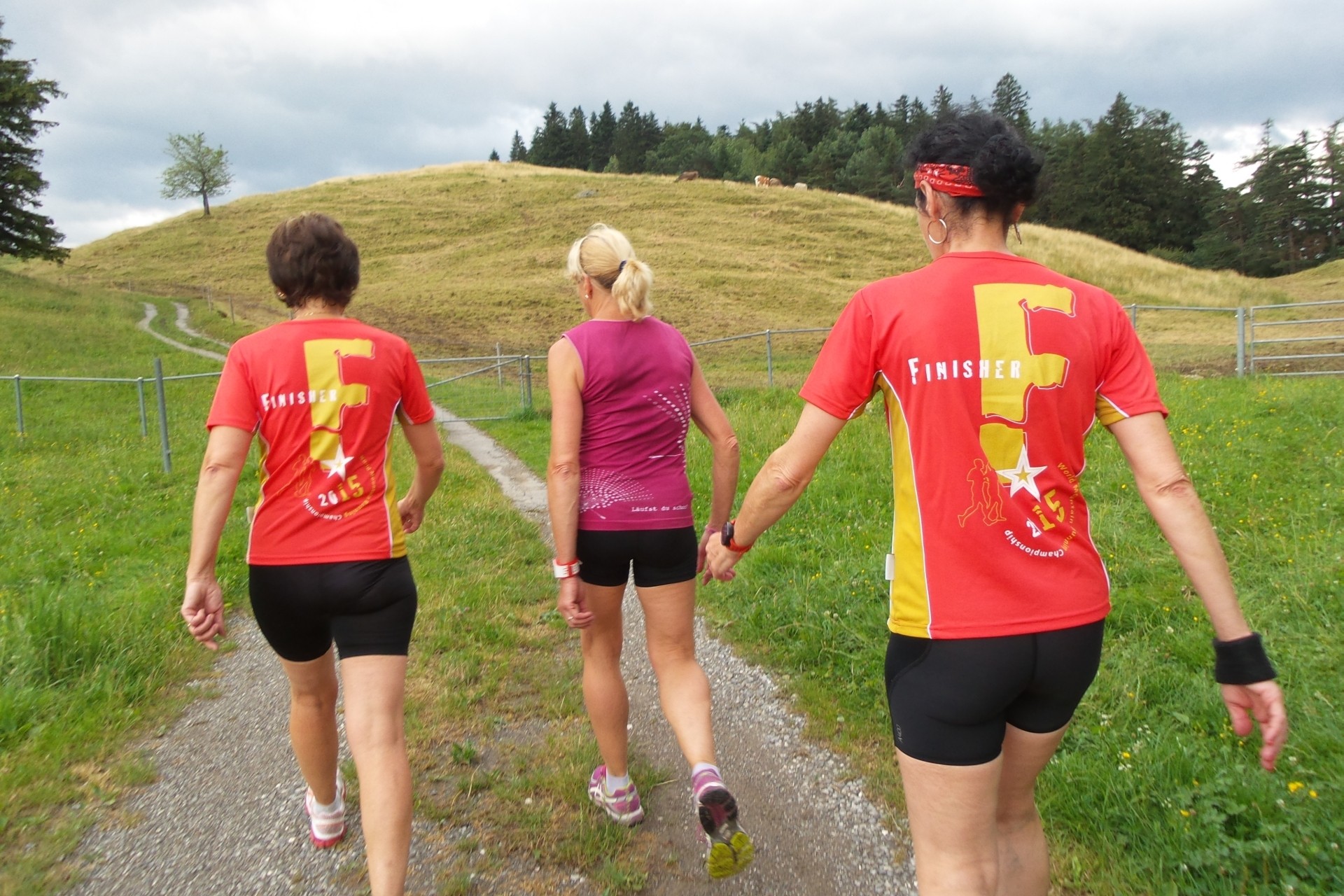 gemütlicher Wanderschritt bergauf, die Finisherinnen des Zermatt-Marathons