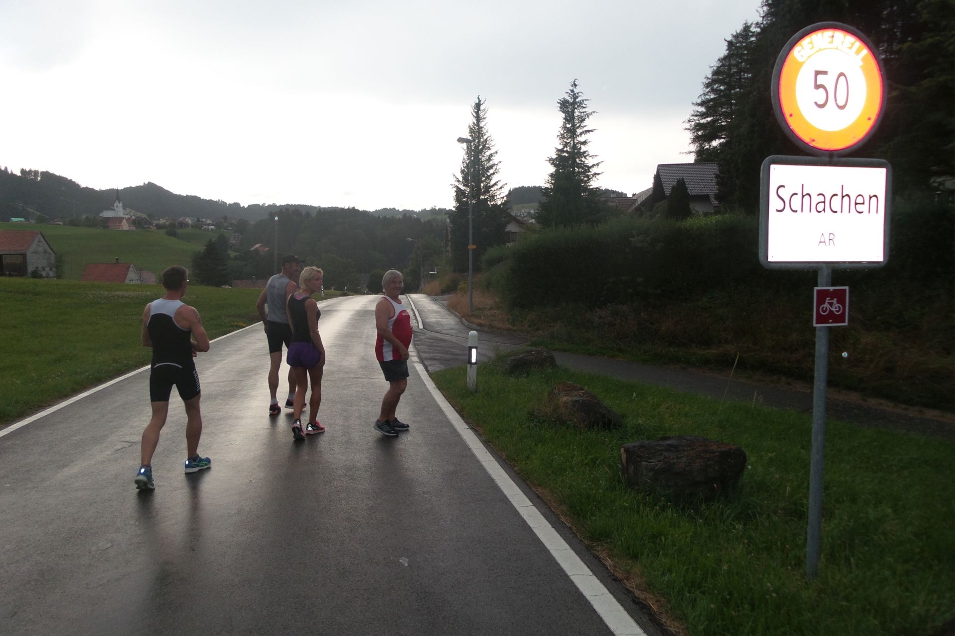 Gerade noch dem Sommergewitter entronnen, geht’s in Schachen los