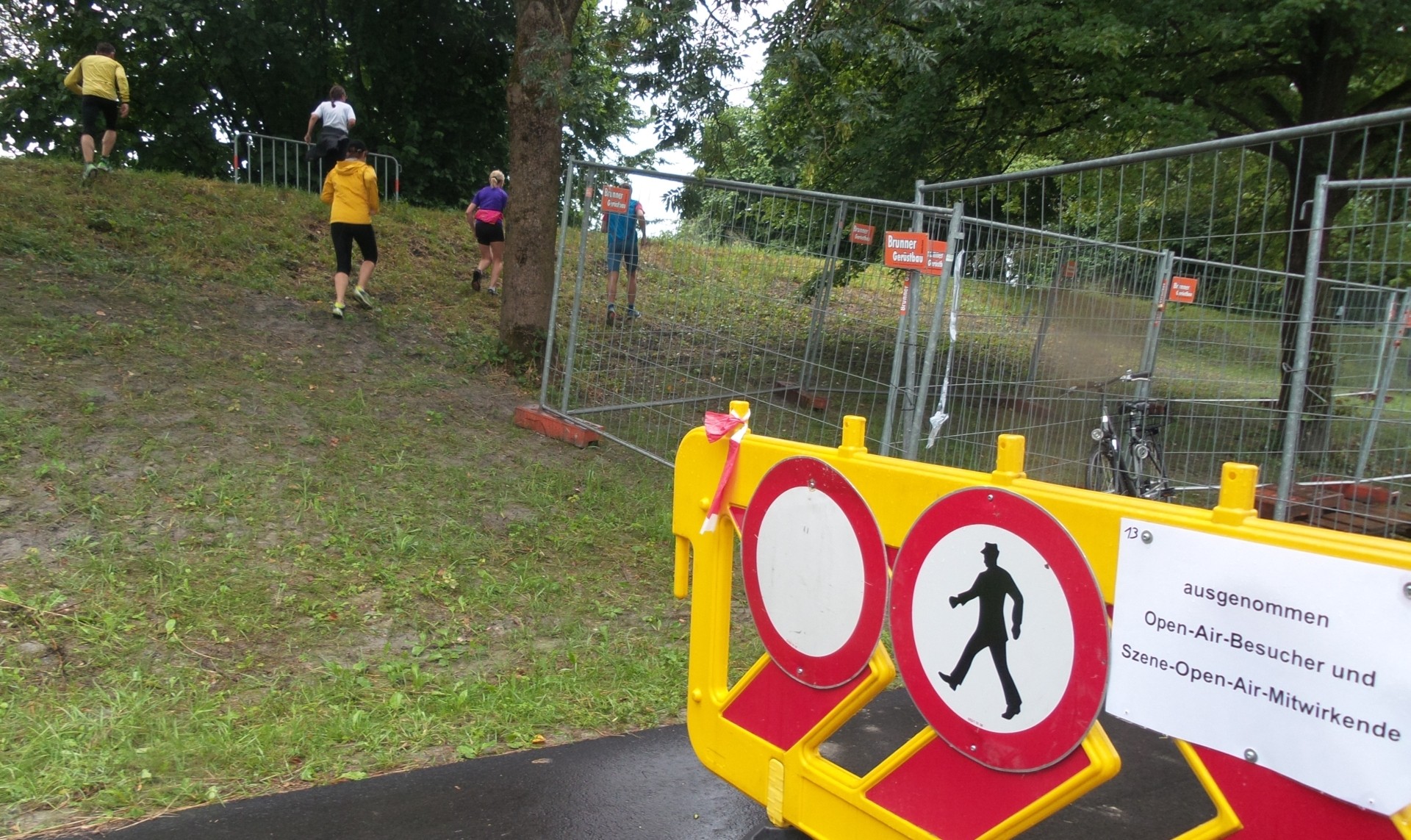 .. gesperrt, Umleitung auf den Damm ….