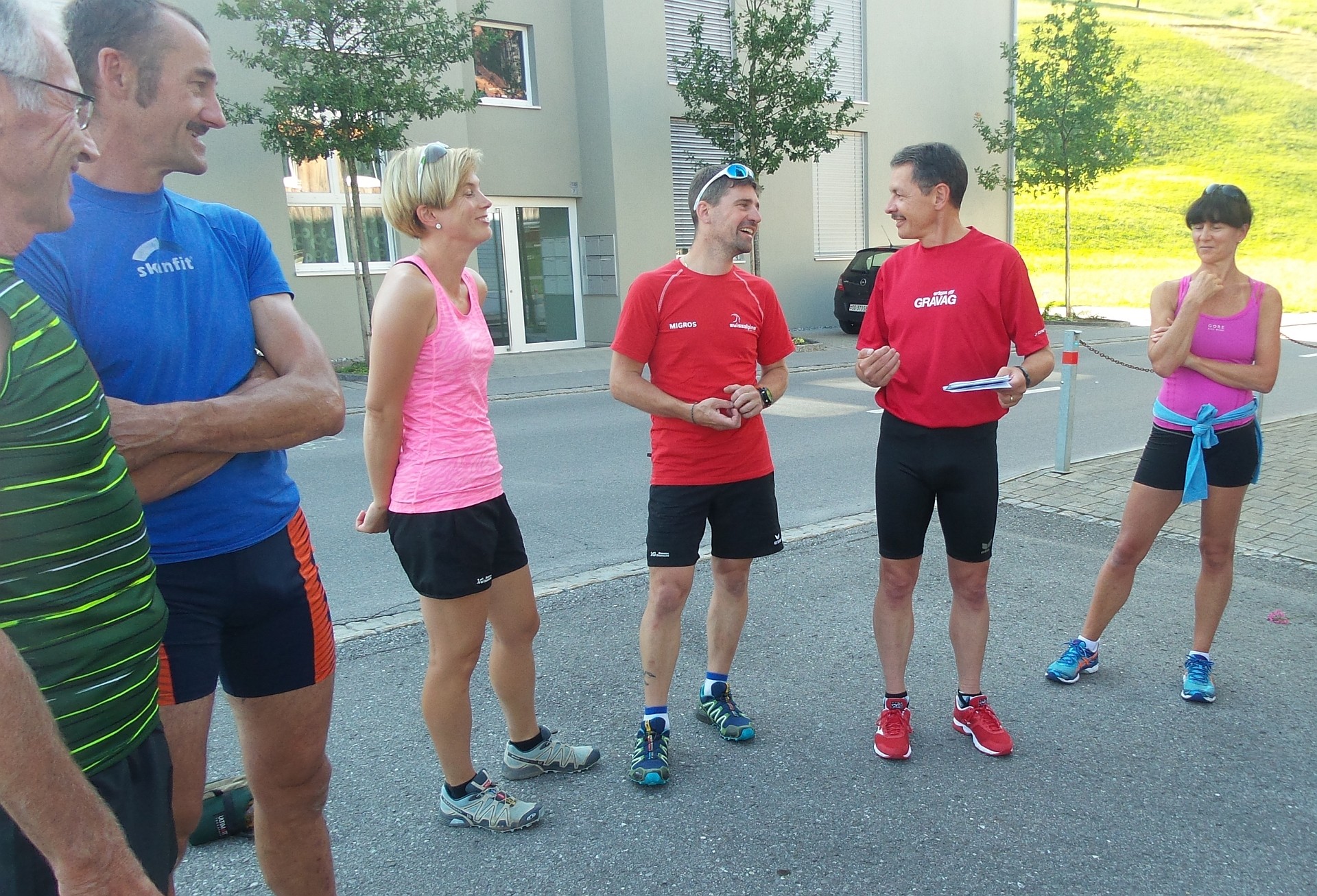 Roland und Thomas begrüssen in Eichberg 16 Milas zum 5. Sommertraining.