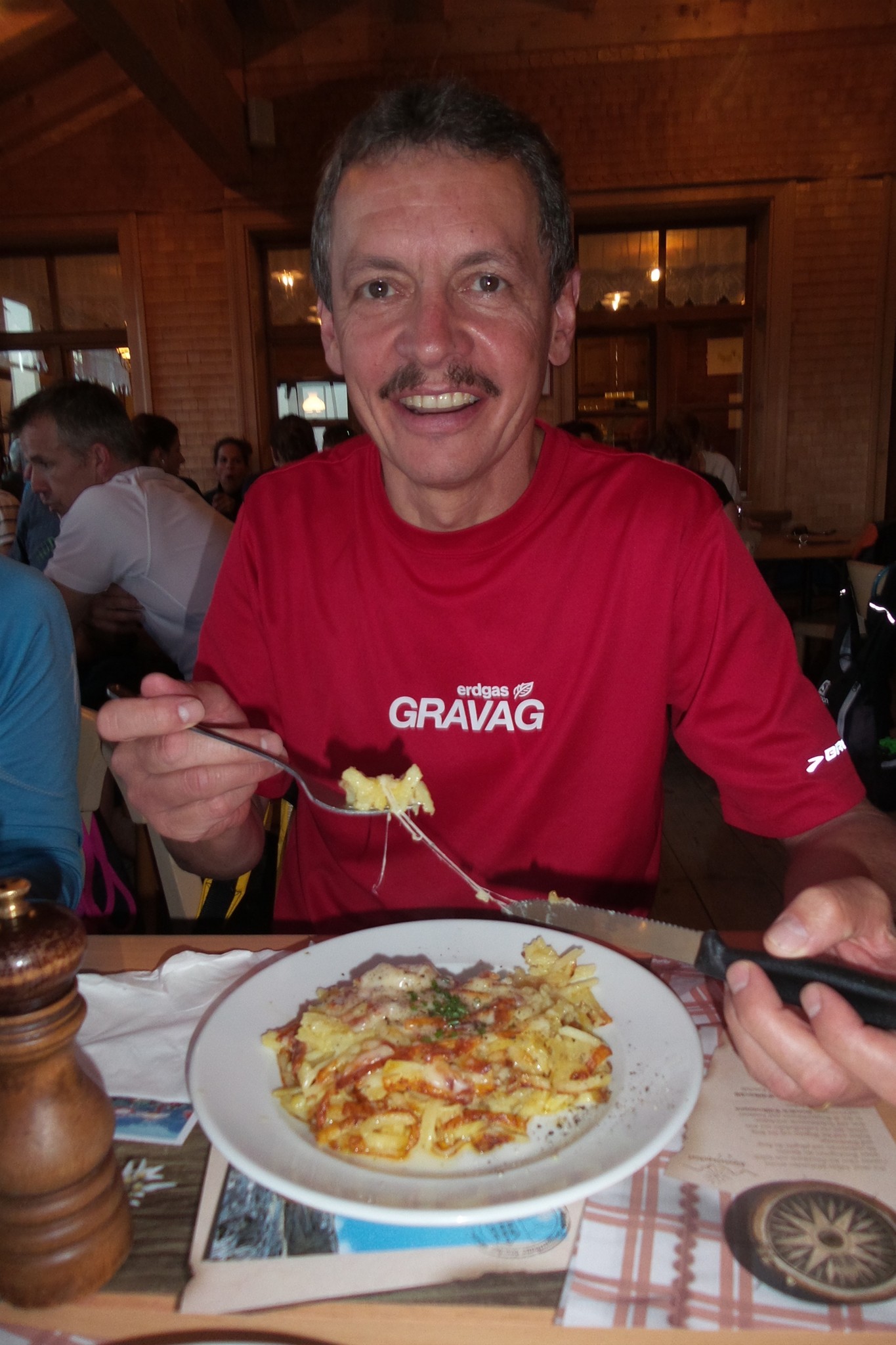 Roland geniesst die feine Rösti