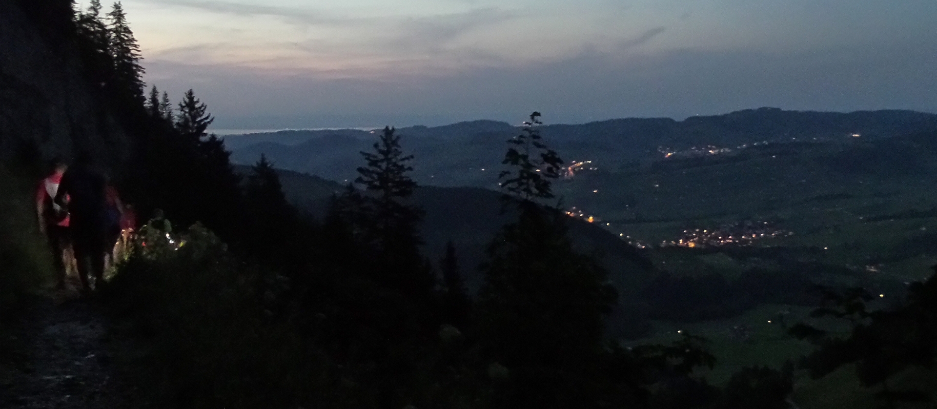 Ein Marsch in die nicht ganz finstere Nacht