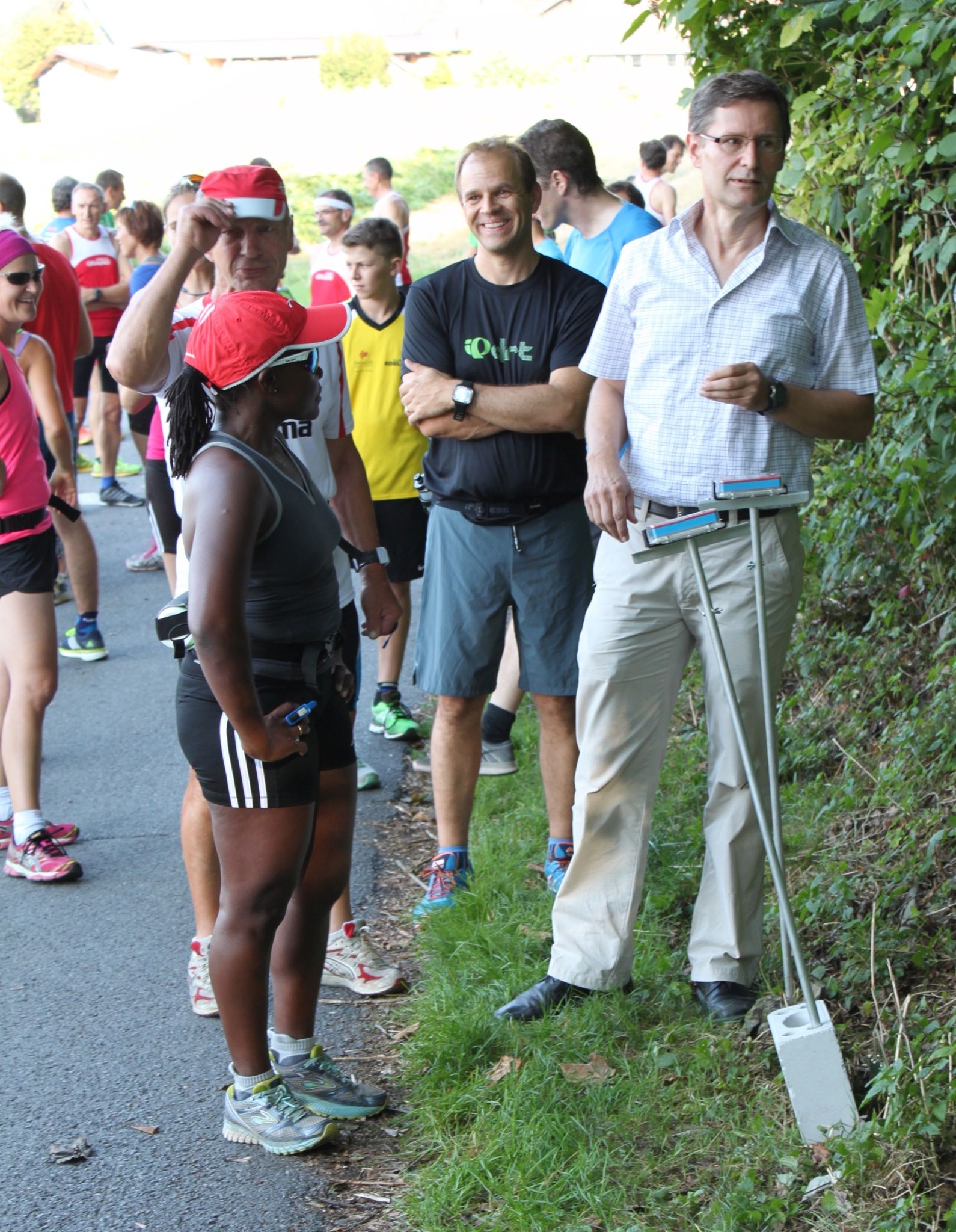 Mila-Präsident Heinz Brunner schickt die Läuferinnen und Läufer auf die Strecke