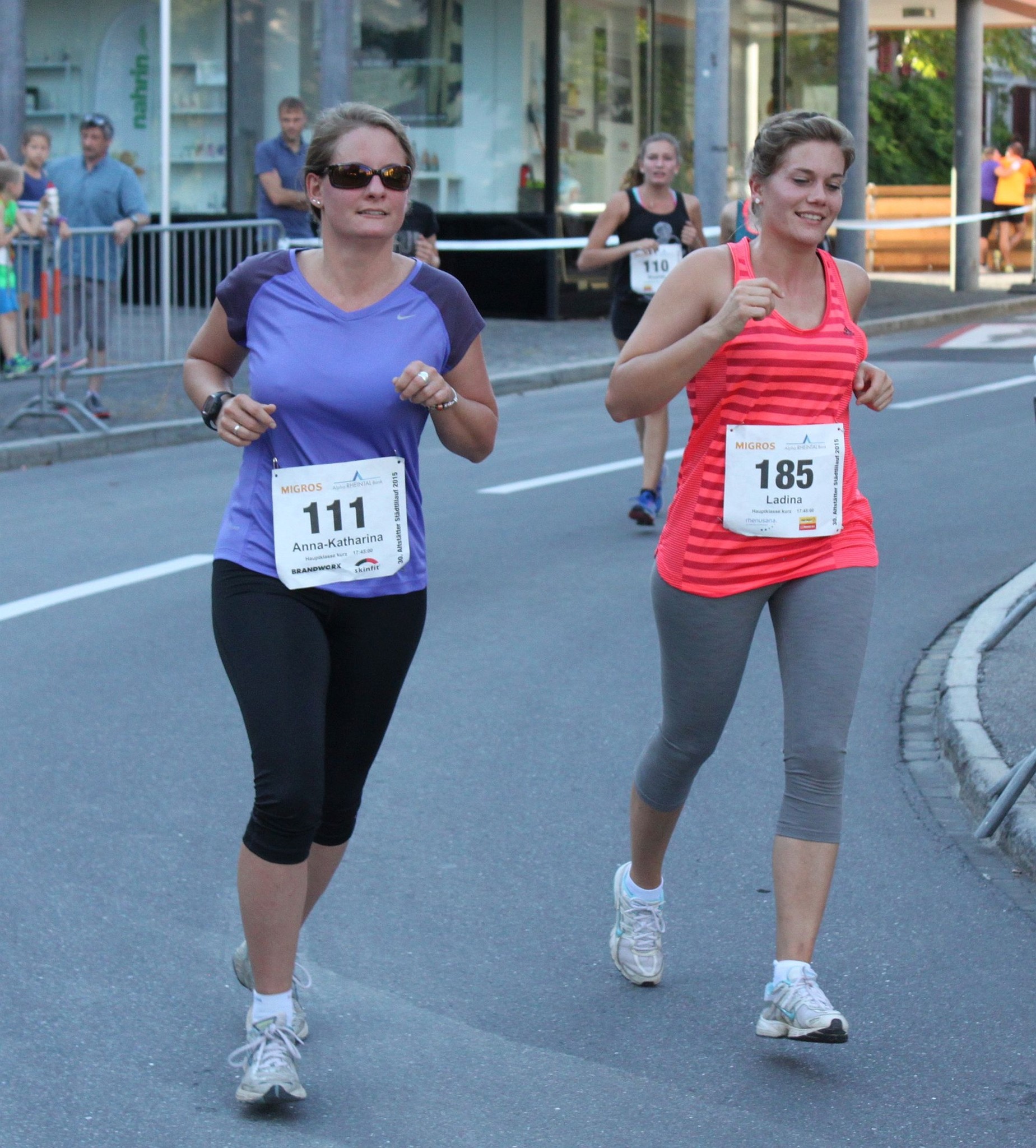 Anna und ihre Schwester Ladina
